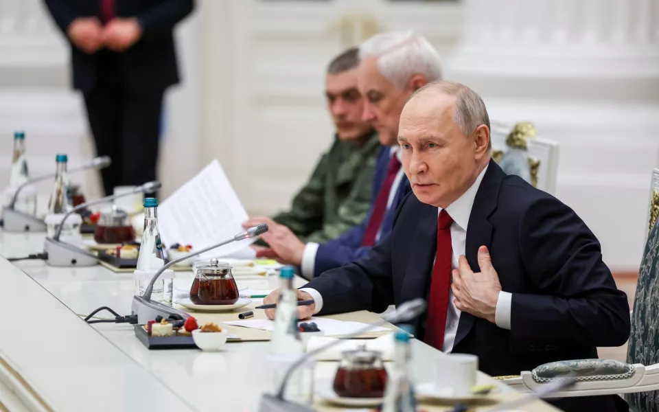 Путин хотел бы показать неприличный жест Западу за попытку откусить кусок от России