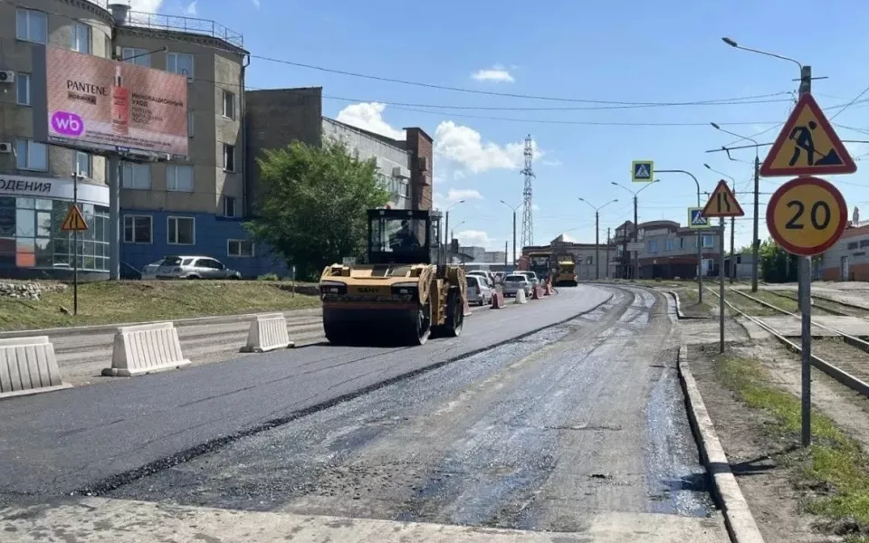 Дорожники начали ремонт на проспекте Строителей в Барнауле: фото