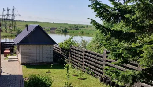 Дачу с персональным спуском к реке Ляпихе продают в Барнауле за 3 млн рублей