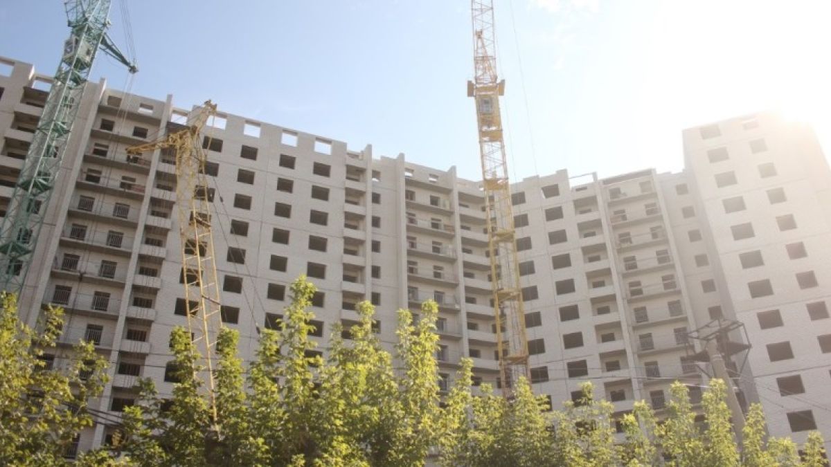 "Все через одно место": алтайские строители опасаются за судьбу отрасли