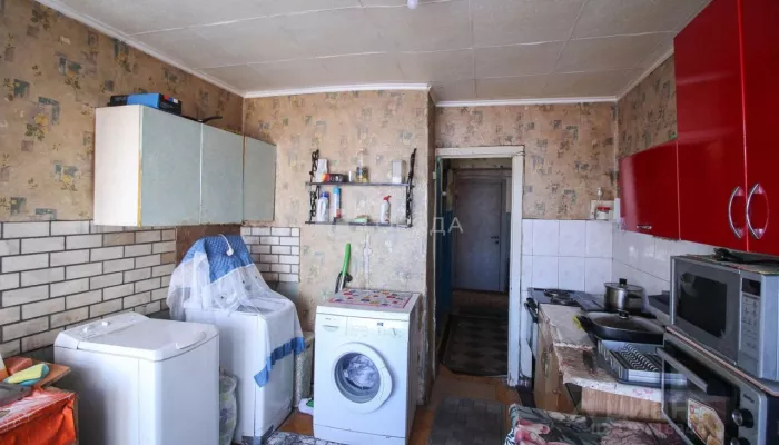 Компактную комнату-гостинку продают в центре Барнаула за 1,75 млн рублей. Фото