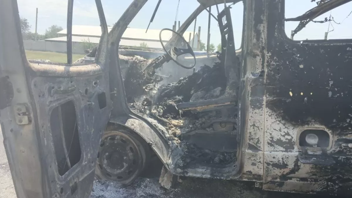 Поврежденный автомобиль после атаки в Херсонской области
