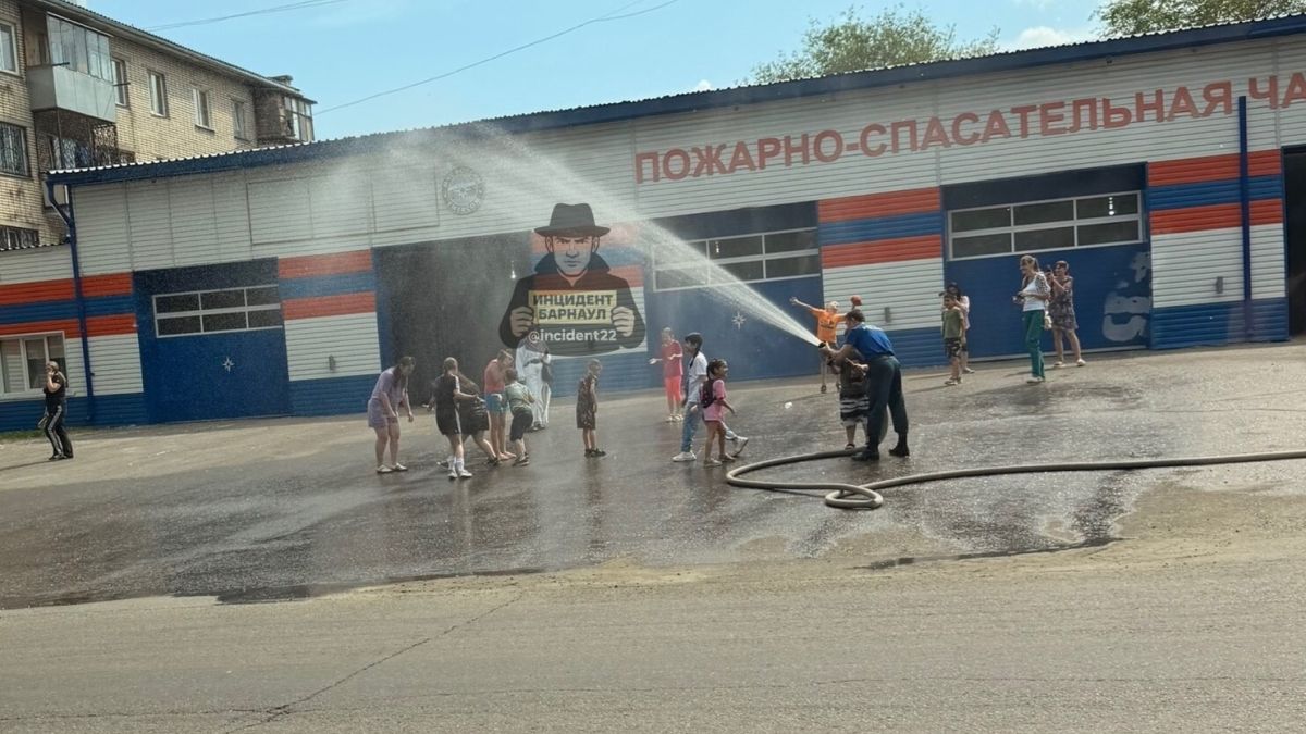 Водные процедуры у пожарной части