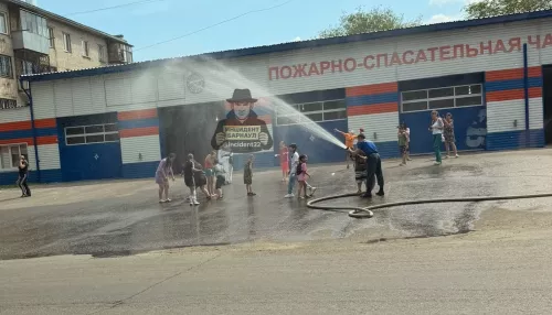 Барнаульские пожарные порадовали детей освежающим душем в жару