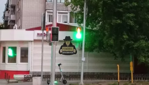 Два зеленых: жительницу Барнаула из-за странного светофора едва не сбила машина