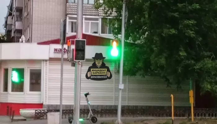 Два зеленых: жительницу Барнаула из-за странного светофора едва не сбила машина