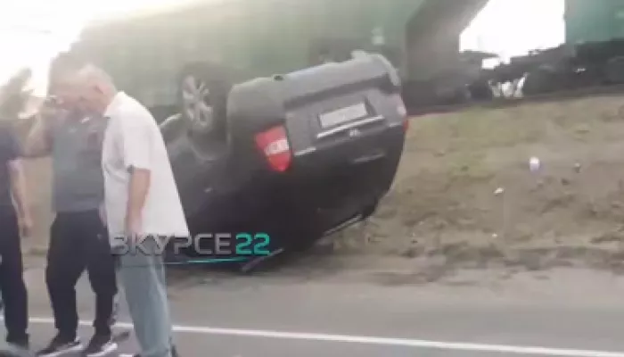 Пьяный водитель устроил ДТП с перевертышем на трассе возле Барнаула. Видео