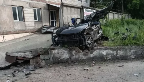 Водитель легковушки погиб в жестком ДТП в Барнауле, еще один человек пострадал
