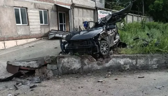 Водитель легковушки погиб в жестком ДТП в Барнауле, еще один человек пострадал