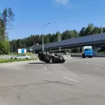 Автомобиль перевернулся на крышу на Змеиногорском тракте в Барнауле. Видео