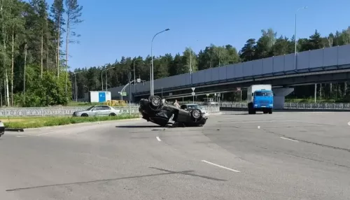 Автомобиль перевернулся на крышу на Змеиногорском тракте в Барнауле. Видео