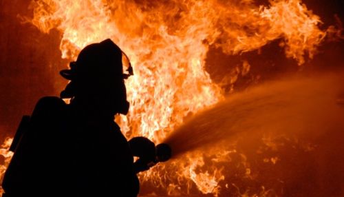 Крупный пожар произошел на складе свечей в Санкт-Петербурге