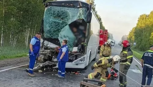 Автобус с вахтовиками попал в смертельное ДТП с грузовиком на трассе. Фото