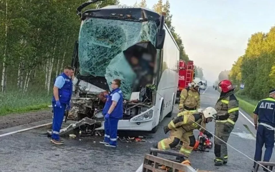 Автобус с вахтовиками попал в смертельное ДТП с грузовиком на трассе. Фото
