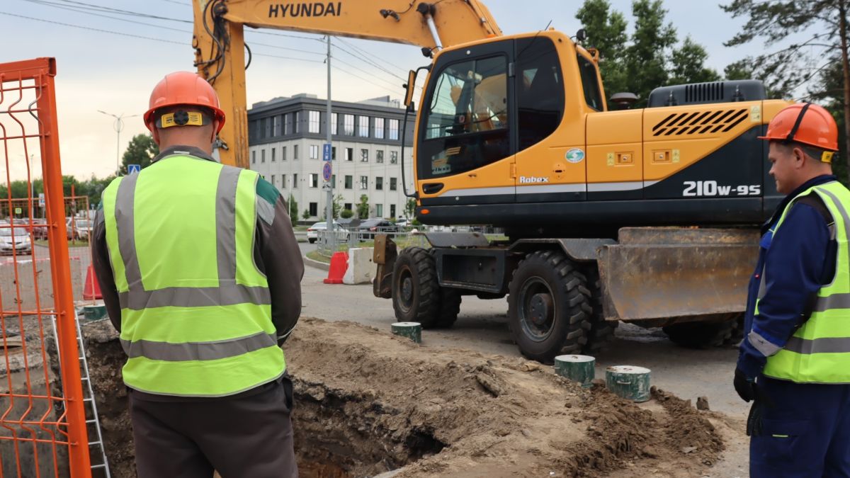 Работы по перекладке водопровода на Ядринцева