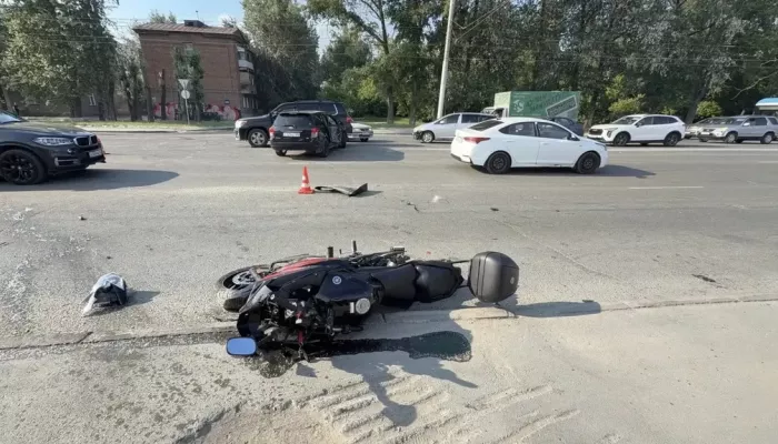 Смертельный разворот: мотоциклист погиб в массовом ДТП в Новосибирске. Фото