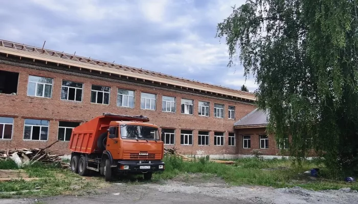 Глава Республики Алтай проверил, как идет капремонт в Майминской школе №2