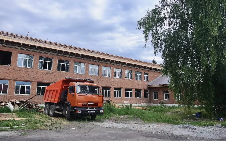 Глава Республики Алтай проверил, как идет капремонт в Майминской школе 2