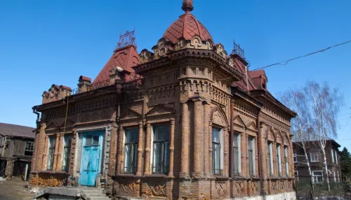 Рухнул купол старинного особняка Кричевцева в Бийске