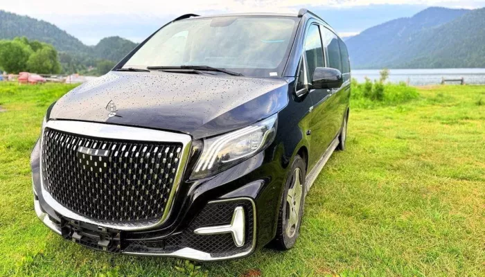 Защищенный бронепленкой Mercedes с рыжим салоном продают в Горно-Алтайске. Фото