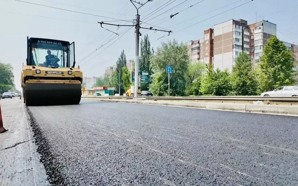 В Барнауле завершают укладку асфальта на четырех участках улиц