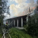 Пожар охватил двухэтажный жилой дом в селе Турочак Республики Алтай