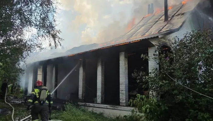 Пожар охватил двухэтажный жилой дом в селе Турочак Республики Алтай