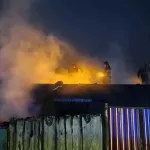 Короткое замыкание в сарае стало причиной пожара в двухквартирном доме в Бийске