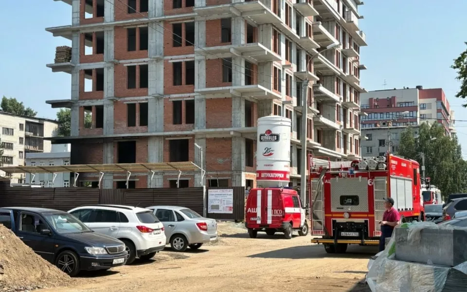 Пожар на стройке ЖК «Буревестник» в центре Барнаула