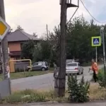 Местный житель с топором держит в страхе улицу в частном секторе Барнаула