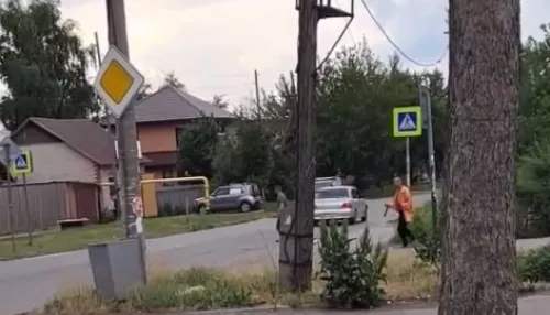 Местный житель с топором держит в страхе улицу в частном секторе Барнаула