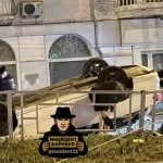 Автомобиль оказался на крыше после тройного ночного ДТП в Барнауле
