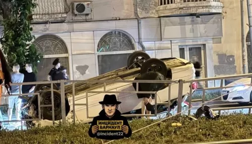 Автомобиль оказался на крыше после тройного ночного ДТП в Барнауле