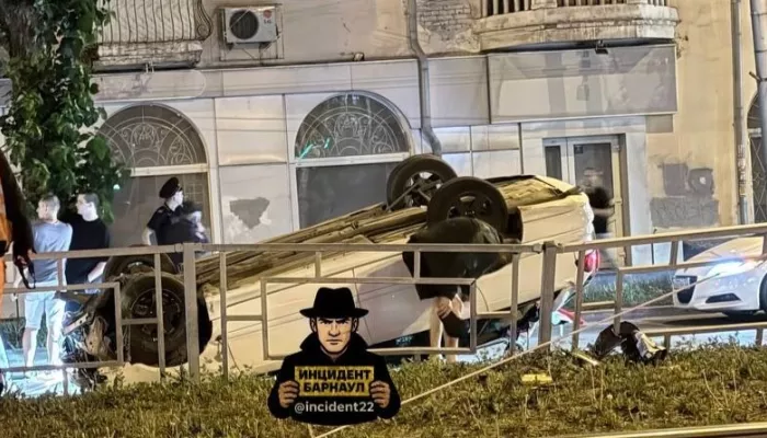 Автомобиль оказался на крыше после тройного ночного ДТП в Барнауле