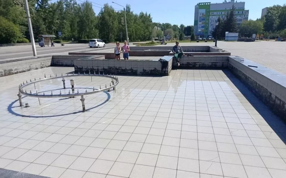 В Барнауле приводят в порядок городские фонтаны