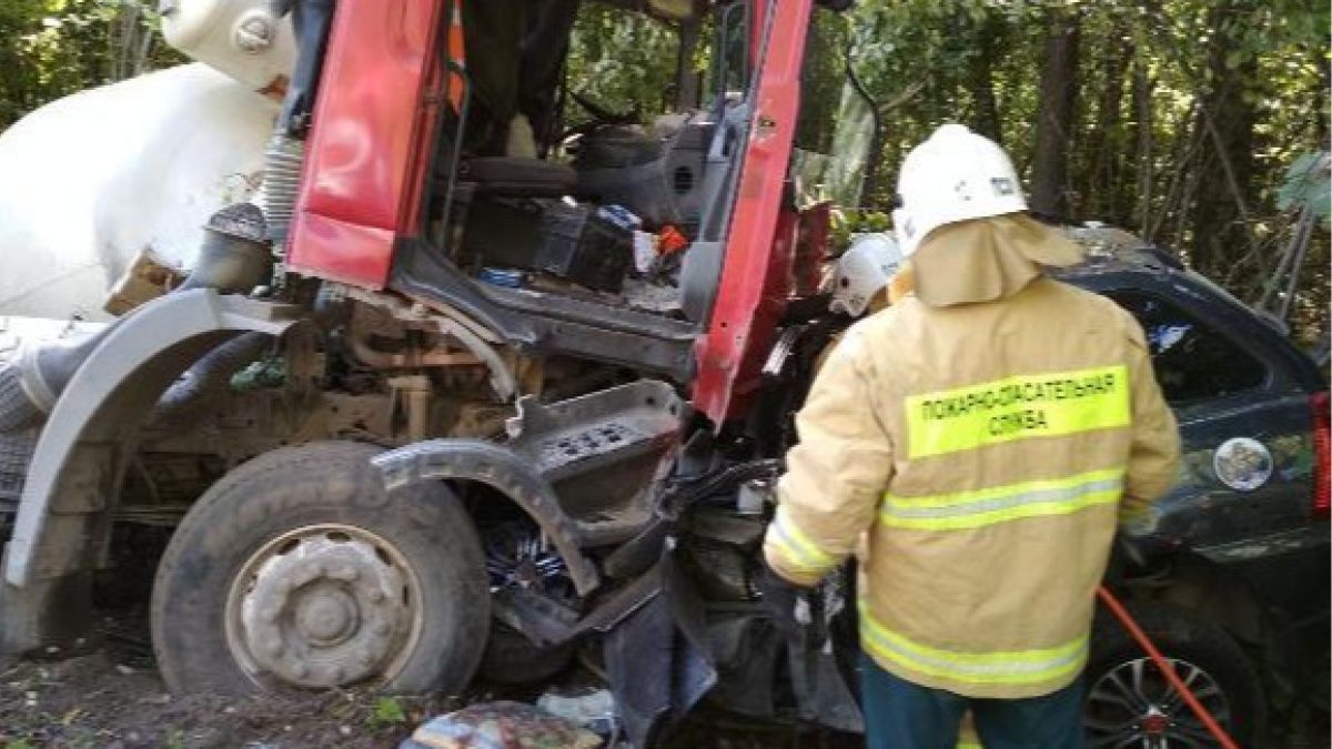 Пять человек погибли в ДТП с бетономешалкой в Калужской области