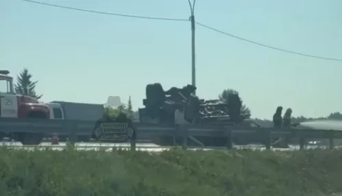 Цистерна с растительным маслом перевернулась на трассе в Алтайском крае