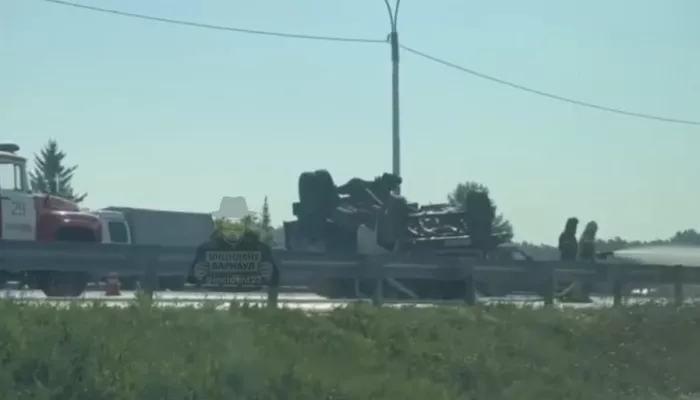 Цистерна с растительным маслом перевернулась на трассе в Алтайском крае