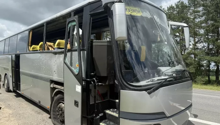 Жертвой удара по автобусу с детьми стала беременная супруга футбольного тренера