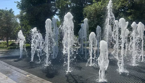 Спасительная влага: фотопрогулка по фонтанам центра Барнаула в разгар аномальной жары