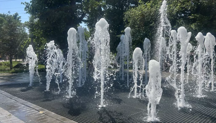 Спасительная влага: фотопрогулка по фонтанам центра Барнаула в разгар аномальной жары