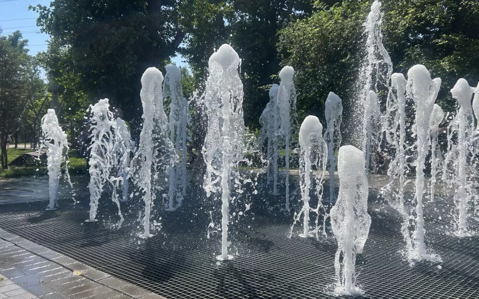 Спасительная влага: фотопрогулка по фонтанам центра Барнаула в разгар аномальной жары