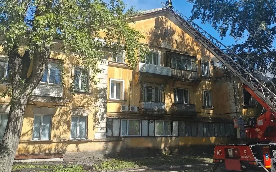 Взрыв газа в жилом доме Новосибирска: пострадали люди, огонь охватил 600 квадратов