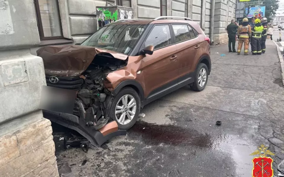 Водитель Hyundai в состоянии клинической смерти выехал на тротуар и сбил пешеходов
