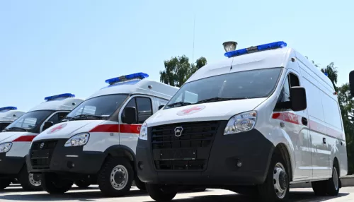 В Алтайском крае больницам вручили ключи от 28 новых машин скорой помощи
