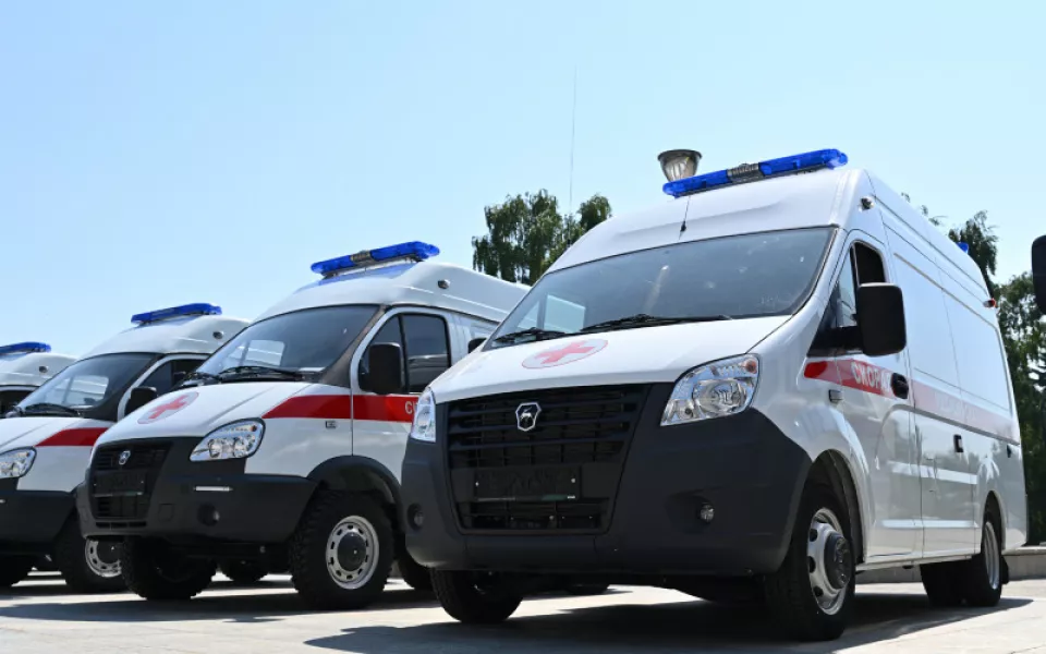 В Алтайском крае больницам вручили ключи от 28 новых машин скорой помощи