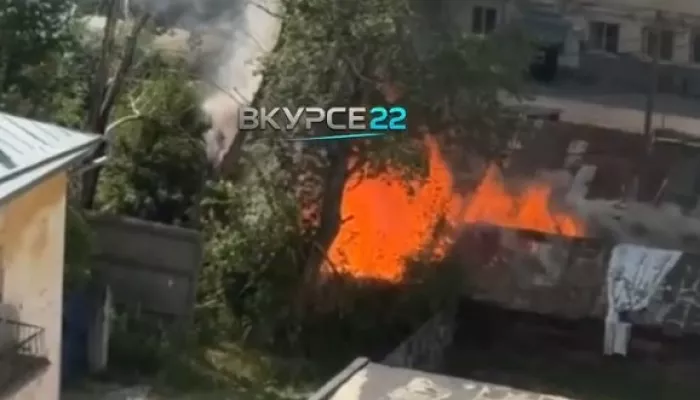 Сильный пожар охватил гаражи на ул. Цеховой в Барнауле