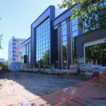 Голая классика: в Барнауле вместе с зарослями исчез скелет долгостроя. Фото