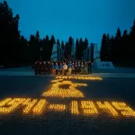 Более тысячи свечей зажгли в Горно-Алтайске в День памяти и скорби
