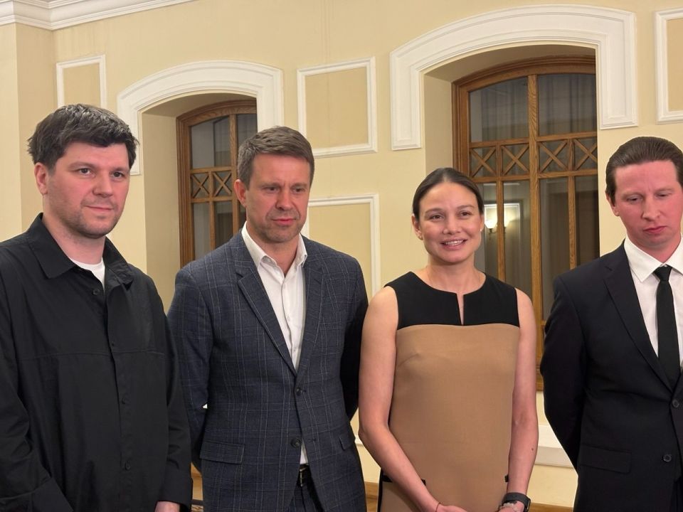 Режиссер Роман Кочержевский и артисты Сергей Перегудов, Лаура Пицхелаури и Дмитрий Лысенков